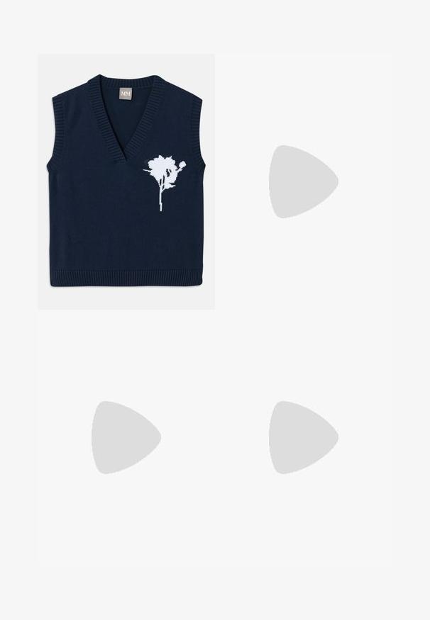 Gilet senza maniche in maglia di colore blu navy con scollatura a V profonda, caratterizzato da un design floreale bianco sul lato sinistro e bordi a coste all'orlo e alle apertura delle maniche.; Pantaloni neri a gamba larga con vita alta, realizzati in un tessuto liscio, caratterizzati da un taglio pulito e design minimale, senza hardware visibile o motivi.; Scarpa con tacco alto in pelle nera, con punta affilata e tacco arrotondato e bombato. Texture liscia con un design elegante e minimalista.; Clutch in pelle nera con texture arricciata, cornice in metallo color argento, chiusura a scatto e tracolla a catena. Superficie liscia e morbida.