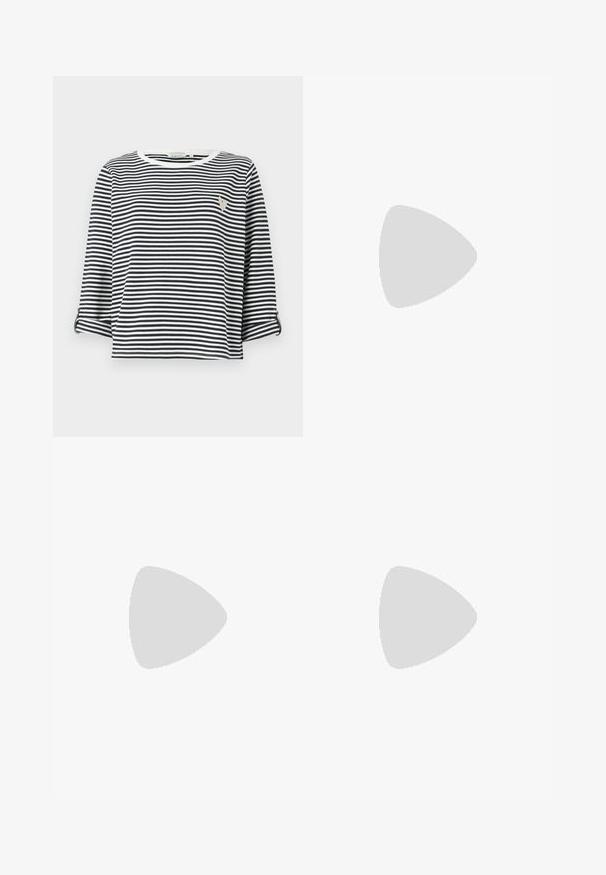 Camicia a maniche corte a righe verticali blu navy e bianche, con scollatura tonda e un piccolo logo ricamato sul petto.; Pantaloni neri a gamba larga caratterizzati da un tessuto testurizzato, una vita elastica e una cintura staccabile per una vestibilità regolabile.; Sandalo con tacco aperto nero, con cinturini incrociati, fibbia regolabile alla caviglia e tacco spesso, con una texture in pelle liscia.; Borsa nera con forma strutturata, texture liscia e una chiusura metallica. Abbinata a pantaloni neri larghi e sandali open-toe su un pavimento in legno.