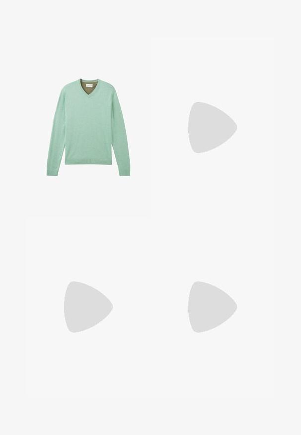 TOM TAILOR MIT V-AUSSCHNITT - Trui - soft jade melange; Bruine wijde broek met plooien. Gemaakt van een gladde stof, met een op maat gemaakt tailleband en zijzakken. Rechte zoom aan de onderkant.; Bruine leren instappers met een gladde afwerking, ronde neus, minimale stiksels en een dikke zwarte rubberen zool. Geen zichtbare hardware of accenten.; Zilveren ketting met dikke schakel en een centraal ronde hanger met ingewikkelde details. Gladde, reflecterende metalen oppervlakte.