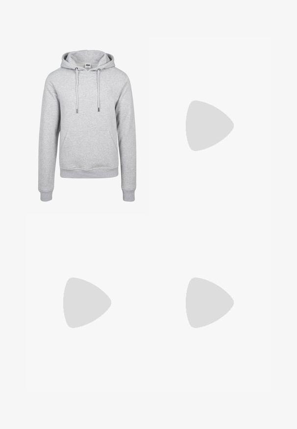 Grijze hoodie met een kangoeroezak, elastische cuffs, trekkoordjes en een zachte, gestructureerde stof. Casuele uitstraling geschikt voor het combineren in lagen.; Grijze katoenen loungebroeken met een elastische tailleband, trekkoord en twee zijzakken; rechte pijpen, zachte textuur, zonder patronen.; Tan suède enkelboot met zwart gevoerd kraagje, gouden metalen oogjes, witte stikdetails en een robuuste rubberen zool met uitgesproken profiel.; Zonnebril met een slank, lichtgrijs kunststof frame, wikkelontwerp, donkere lenzen en een gladde textuur. Beschikken over minimale branding aan de zijkant.
