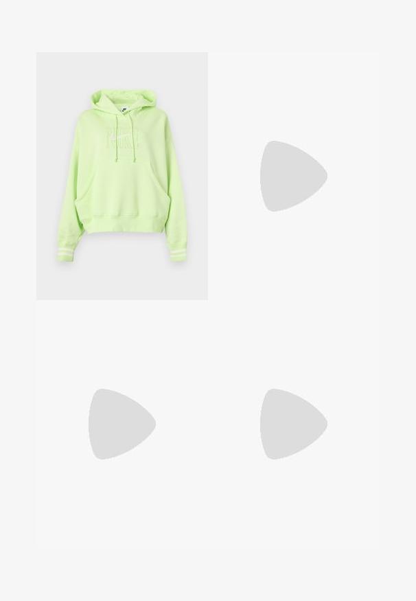 Hoodie vert clair avec une poche kangourou, capuche à cordon de serrage et logo "Nike" brodé en blanc. Poignets côtelés avec des rayures blanches.; Pantalons larges bleu clair en tissu lisse. Présente une fermeture à bouton, deux poches avant et une coupe ample avec des détails repassés.; Sandale blanche à talons hauts avec un talon épais, présentant un design à lanières et un lien autour de la cheville. Texture lisse avec une plateforme à l'avant pour une hauteur supplémentaire.; Sac à épaule blanc avec une finition texturée, une accentuation par une boucle centrale et une forme courbée. Fermetures éclair des deux côtés.