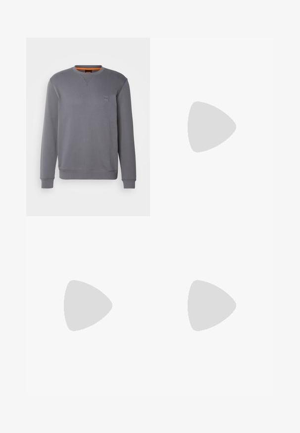 BOSS WESTART - Sportska majica - dark grey; Crne traperice od denima s ravnim nogavicama, s gumbom za zatvaranje, pet džepova i minimalnim šavovima za čisti izgled.; Crne kožne cipele s vezanjem i zaobljenim vrhom, glatke teksture, minimalnim šavovima i niskim gumiranim potplatom. Logo se nalazi na peti.; Crna torba s ručkama od teksturiranog sintetičkog materijala. Ima dvije ručke i podesivu ramenu traku. Jednostavan dizajn bez vidljivih uzoraka.
