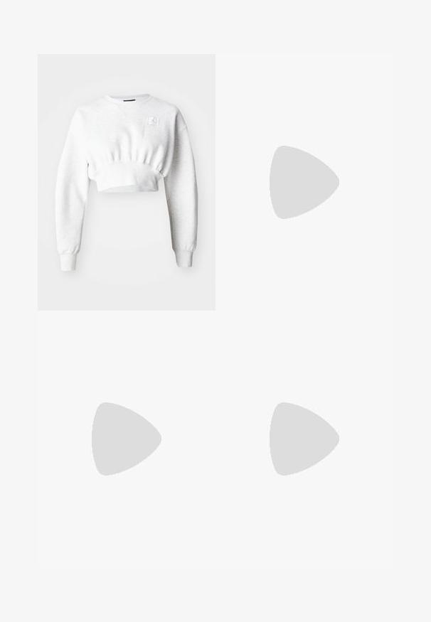 Sweatshirt curto em tecido cinza claro com mangas longas, bainha canelada e um pequeno logo em tecido no peito. Textura suave, design casual.; Calças atléticas pretas com um tecido brilhante e suave, apresentando uma cintura elástica, pernas largas e um pequeno logotipo do lado esquerdo.; Tênis Nike pretos apresentam um cabedal texturizado, detalhes brilhantes e cadarços redondos. Estão combinados com meias brancas caneladas sobre uma superfície azul clara.; Bolsa de ombro em couro preto com formato curvo, alça única, fecho com zíper e sutis detalhes de costura ao longo do corpo.