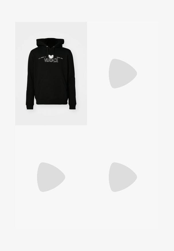 Fekete pamut kapucnis pulóver elülső zsebbel, állítható húzózsinórral és fehér nyomott logó szöveggel, amely tartalmazza a helyszínt és az évet.; Fehér, rövid ujjú, kerek nyakú póló, bal mellkason kis fekete New Balance logóval, sima háttér előtt.; Fekete melegítő nadrág puha anyagból, rugalmas derékrésszel, zsinórral és szűkítő mandzsettákkal, oldalon diszkrét logóval.; Fekete futócipő, mely háló és szintetikus anyagok keverékéből készült, vastag talppal, ívelt kialakítással és hangsúlyos logóval az oldalon.