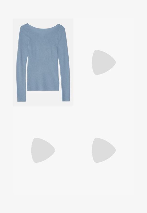 Vaaleansininen ribbikuvioinen neulepaita pitkillä hihoilla ja leveällä pääntiellä, valmistettu pehmeästä kankaasta, jossa on sileä pinta. Ei kuvioita tai koristeita.; Siniset farkut leveällä lahkeella ja korkealla vyötäröllä, jossa on nappikiinnitys, vyölenkit sekä huomaamattomat tikkaus yksityiskohdat taskuissa ja lahkeissa.; Musta nahkakengät korkealla korolla, joissa on terävä kärki ja pyöreä, pallomainen korko. Sileä pinta ja tyylikäs, minimalistinen muotoilu.; Ruskea nahkainen clutch-laukku, suorakulmainen muoto, teksturoidu pinta, irrotettava hihna, vetoketjusulku, hillitty logo painettuna etupuolelle.