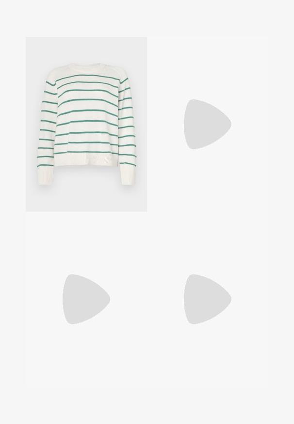 Witte trui met groene horizontale strepen, ronde halslijn en ribbelmanchetten. Zachte textuur, iets cropped ontwerp met een losse pasvorm.; Lichtblauwe denim jeans met een rechte pijp, met een hoge taille, vijf zakken en gezeffde zoomdetails.; Puntige stilettohakken in lichtblauw stof met een gestructureerde afwerking, voorzien van een strikaccent en enkelband voor een veilige pasvorm.; Zwarte leren handtas met een gebogen vorm, afneembare schouderband en gouden hardware. De tas heeft een klep met een gespsluiting.