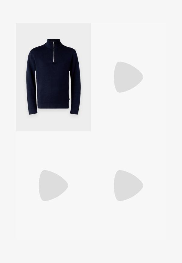 Jack & Jones PREMIUM JPRBLAMILANO HALF ZIP - Pulóver - night sky; Világoskék, oversized, rövid ujjú T-shirt, kerek nyakkivágással és a gallér belsejében látható márkacímkével, fehér háttér előtt bemutatva.; Szürke csíkos nadrág széles lábakkal, elöl pliszírozva és sima textúrával. Nincsenek látható fémrészek vagy kiegészítők.; Fekete bőr fűzős cipő, vastag, fogazott fekete gumitalppal és sárga varrással a széleken, sima felülettel.