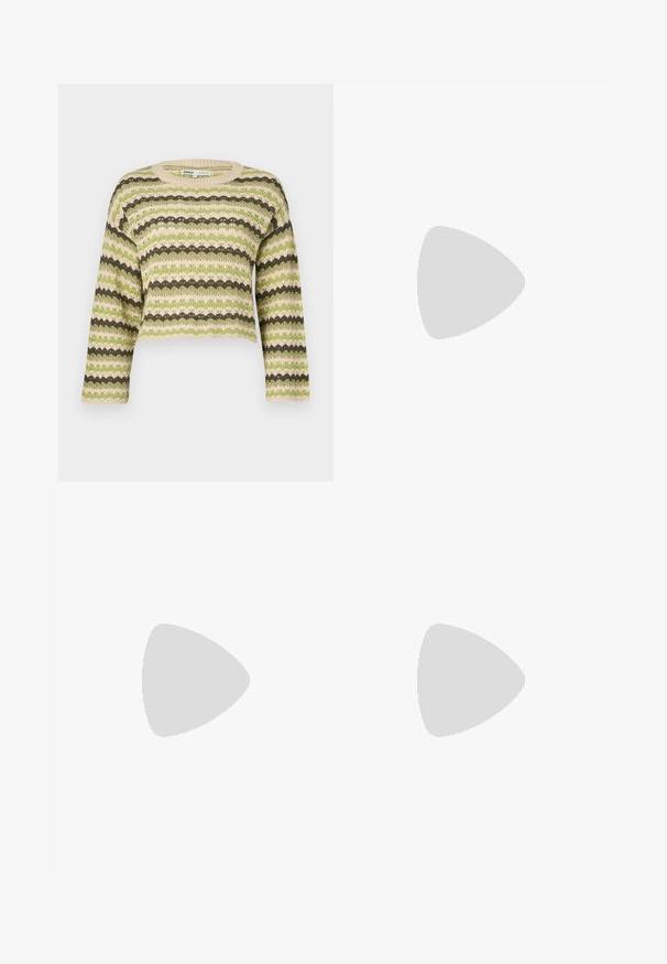 Pull en crochet tricoté avec des rayures horizontales vertes, beiges et marron foncé, avec un design en dentelle, une longueur crop et un col côtelé.; Jupe plissée grise au toucher lisse, dotée de multiples plis verticaux et d'une taille ajustée. Fabriquée en tissu léger.; Chaussure slingback en cuir noir avec un bout pointu et un talon fin et incurvé. Dispose d'une sangle ajustable discrète avec une boucle en métal.; Sac à main en simili cuir noir avec une texture crocodile, un dessus resserré et une sangle froncée. A l'apparence douce et compacte.