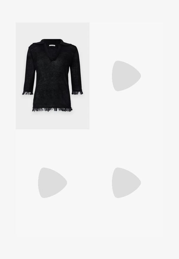 Pulover tricotat negru cu decolteu în V și guler. Are mâneci trei sferturi cu detalii din franjuri la manșete și la tiv. Material texturat.; Pantaloni negri cu picioare largi, cu o textură netedă, având o talie înaltă și pliseuri centrale. Fără modele vizibile sau detalii de hardware.; Pantofi cu toc înalt din piele lăcuită neagră, cu vârf pătrat, curea pentru gleznă și toc gros. Include detalii perforate de-a lungul marginii.; Geantă crossbody din piele texturată maro, cu curea din lanț aurit și închidere cu clapetă. Partea din față prezintă detalii cu logo și o buzunar sub clapetă.