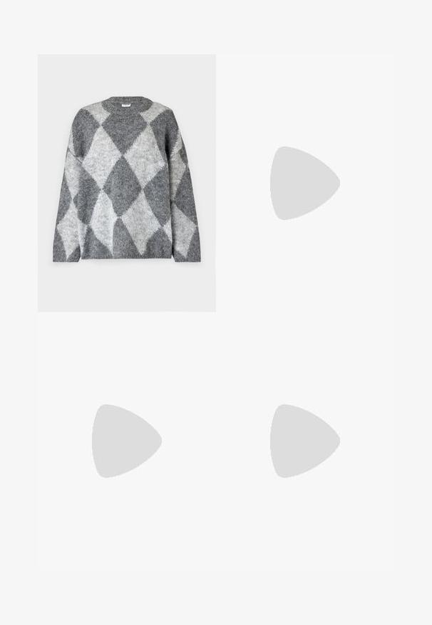 Noisy May NMSUTTON OVERSIZE  - Pulover - dark grey melange; Temno modri široki jeans z visokim pasom, petimi žepi, kontrastnim šivanjem in srebrnim kovinskim okovjem. Gladka tekstura in čista končna obdelava.; Črne nobučne superge z belimi detajli, ki imajo zlati logotip. Ujemajo se z svetlo modrimi kavbojkami in so postavljene na teksturirano modro površino.; Črna tkanina torba z enim širokim naramnicom. Mehka, poltrdna oblika in gladka tekstura; minimalen dizajn, brez vidne opreme.