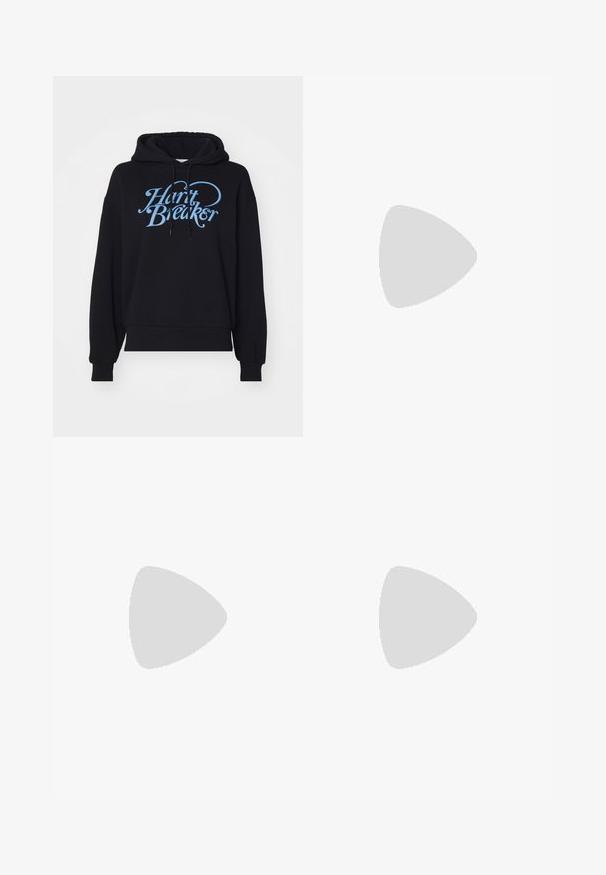 Felpa nera con cappuccio e vestibilità ampia, caratterizzata da una grafica "Heart Breaker" in azzurro chiaro sul davanti. Realizzata in tessuto morbido e texturizzato.; Jeans a gamba larga in denim blu scuro. Design a vita alta con chiusura a zip e bottone. Presenta uno stile classico a cinque tasche e bordi orlati.; Sneakers bianche con strisce nere e accenti in suede beige. Presentano una suola in gomma texturizzata e lacci bianchi piatti, indossate con calzini di colore chiaro.; Occhiali da sole neri rettangolari con lenti scure. Montatura in plastica spessa, texture liscia e bordi arrotondati. Le tempie eleganti si estendono verso l'esterno.