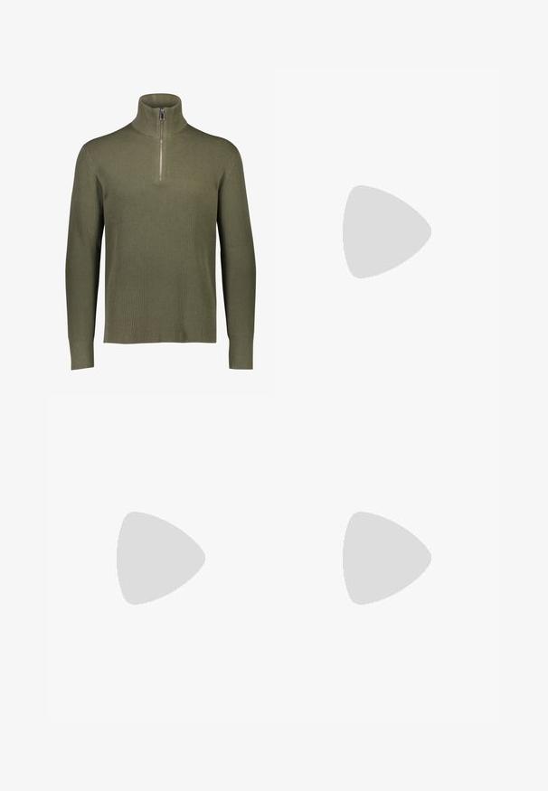 Olivgrüner, gerippter Strickpullover mit hohem Kragen und Viertel-Reißverschluss. Verfügt über lange Ärmel und eine strukturierte Oberfläche.; Schwarzes kurzärmliges Shirt aus Stoff mit glatter Textur, verfügt über zwei Vorderaschen, einen klassischen Kragen und einen Knopfverschluss.; Schwarze Baumwollhose mit lockerem Schnitt, ausgestattet mit einem klassischen Bund, vorderen Falten und Seiten taschen. Glatte Textur ohne Muster.; Schwarze Lederloafer mit glatter Oberfläche, ausgestattet mit einer Nahtverzierung an der Vorderkappe und einer niedrigen, durchgehenden Gummisohle in Schwarz.