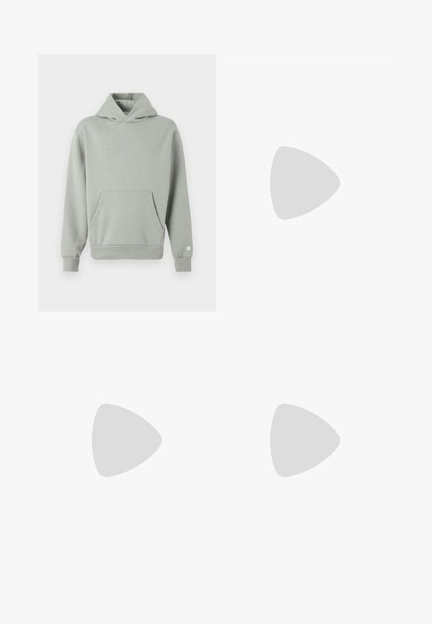 Svetlo šedá mikina s kapucňou vyrobená z bavlneného zloženia. Má priestrannú prednú kapsu, pružné manžety a kapucňu so šnúrkou. Jednoduchý, čistý dizajn.; Biela krátkoprstá tričko vyrobené z bavlny, s malým čiernym textovým logom umiestneným na hrudi. Klasický dizajn s okrúhlym výstrihom.; Béžové tepláky s elastickým pásom a šnúrkou, so zakončením na leme a minimálnym brandingom na boku. Hladká textúra.; Čierna atletická obuv s textúrovaným sieťovinovým zvrškom, vystuženou špičkou a rýchlozaviazaním. Obsahuje robustnú podrážku a mierne zdvihnutú pätu.