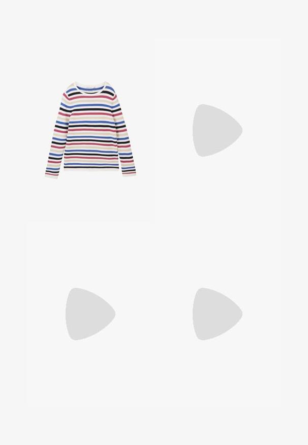 Gestreiftes Langarmoberteil aus Rippstoff mit horizontalen Streifen in Weiß, Rosa, Blau, Schwarz und Lila sowie einem runden Ausschnitt.; Hellblaue Denim-Shorts mit fünf Taschen, einem Reißverschluss und einem Knopfverschluss. Der Saum ist fransig und das Design bietet eine lässige Passform.; Schwarze Lederpumps mit spitzem Zehenbereich und niedrigem Blockabsatz. Mit einem Knöchelriemen und einer goldfarbenen Schnalle. Glatte Textur.; Schwarze Handtasche mit strukturierter Form, glatter Textur und einem metallischen Verschluss. Kombiniert mit weiten schwarzen Hosen und offenen Sandalen auf einem Holzboden.