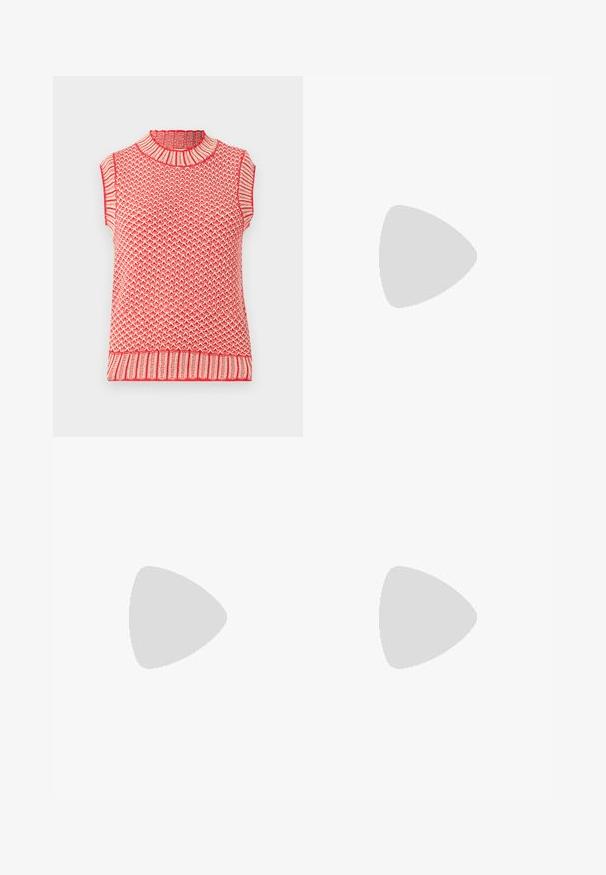 Rotes und cremefarbenes gestricktes ärmelloses Oberteil mit hohem Kragen, das ein strukturiertes Muster und gerippte Akzente am Halsauschnitt und Saum aufweist.; Schwarzfarbene weit geschnittene Hose aus Stoff mit hoher Taille, vorderer Bügelfalte und dezenten Taschen. Glatte Textur mit sauberem Finish.; Schwarzer Lackleder Slingback-High-Heel-Schuh mit spitzer Zehe, rechteckigem Blockabsatz und goldfarbenen Hardware-Akzenten.; Burgunderleder-Handtasche mit einem weichen, gerafften Design und einer gerundeten Form. Der Griff ist gesichert und zeigt eine glatte Textur.