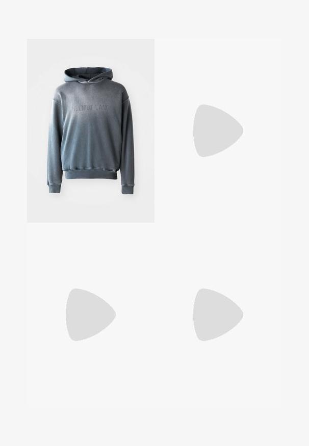 Felpa grigia in tessuto morbido, caratterizzata da una tasca a marsupio, polsini e orlo a coste, con "HELMUT LANG" impresso sul davanti.; Pantaloni neri a gamba larga realizzati in un tessuto morbido. Presentano una vita elastica, una texture liscia e un design semplice e moderno senza motivi.; Scarpa nera in pelle senza lacci con punta arrotondata, tacco basso a blocco e una fascia anteriore. Texture liscia con un sottile dettaglio del logo sulla fascia.; Borsa a spalla nera in tela con due manici, con una parte superiore piatta, superficie testurizzata e un piccolo logo impresso sul davanti.