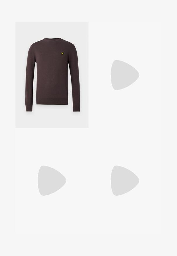 Pull en tricot marron foncé en matériau doux, doté d'un col rond et de manches longues, avec un petit logo brodé jaune sur la poitrine.; Pantalon noir ajusté avec une coupe droite, fabriqué en tissu lisse. Comprend des passants de ceinture et un pli au niveau du devant.; Des baskets en cuir blanc avec une finition lisse, un bout rond, des lacets plats et une semelle texturée. Accents en daim gris au niveau du talon.; Lunettes de soleil en plastique transparent avec des verres marron rectangulaires, dotées de branches fines et transparentes ainsi que d'accents en métal sur les tempes.