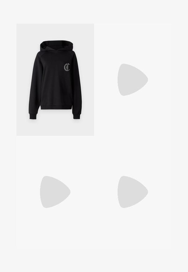 Sweatshirt preto com capuz e mangas raglan, apresentando um logo texturizado em prata no lado esquerdo do peito e punhos e bainha canelados.; Agolde HARPER CROP - Wide leg - blue; Botas pretas até ao joelho, feitas de couro liso, com um detalhe de fivela de lado e uma sola espessa e texturizada para melhor aderência.; Bolsa de ombro de denim com um esquema de cores azul, apresentando dois bolsos com fecho zip, uma forma estruturada e uma alça de couro.