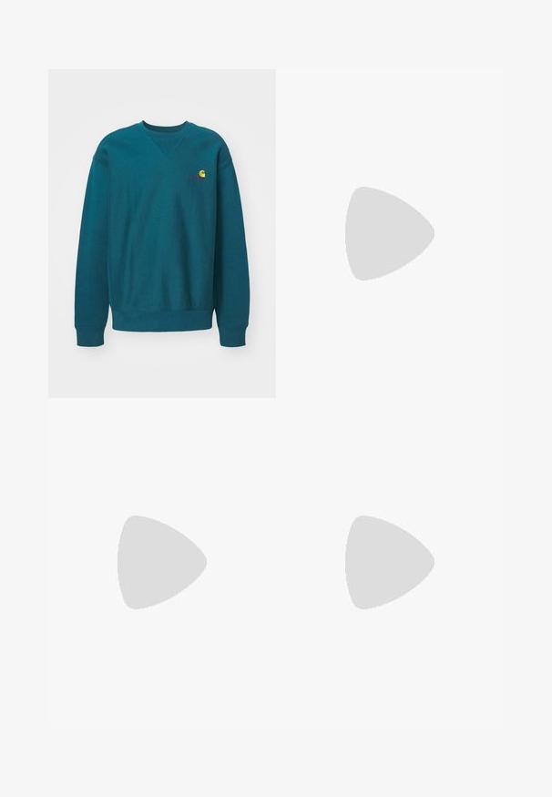 Türkiis crewneck sweatshirt, mis on valmistatud puuvillasegmentide kangast. Omab soonikservadega varrukaid ja hemmi, ning rindkeres on väike tikandiga logo.; Heled sinise denimi sirgete põlvede lõikega teksad, millel on keskmise kõrgusega vöökoht, viis taskut ning nööbid ja tõmblukk.; Mustmust musta loafer, millel on frantsiisi aktsent, paks must tald ja kollane õmblus servas. Tekstuuriga viimistlus.; Kolmekihiline hõbedane metallkaelakee, mis on valmistatud peentest, paindlikest kettidest kerge läikega, kinnitatud krabi sulguri ja reguleeritava ketiga.