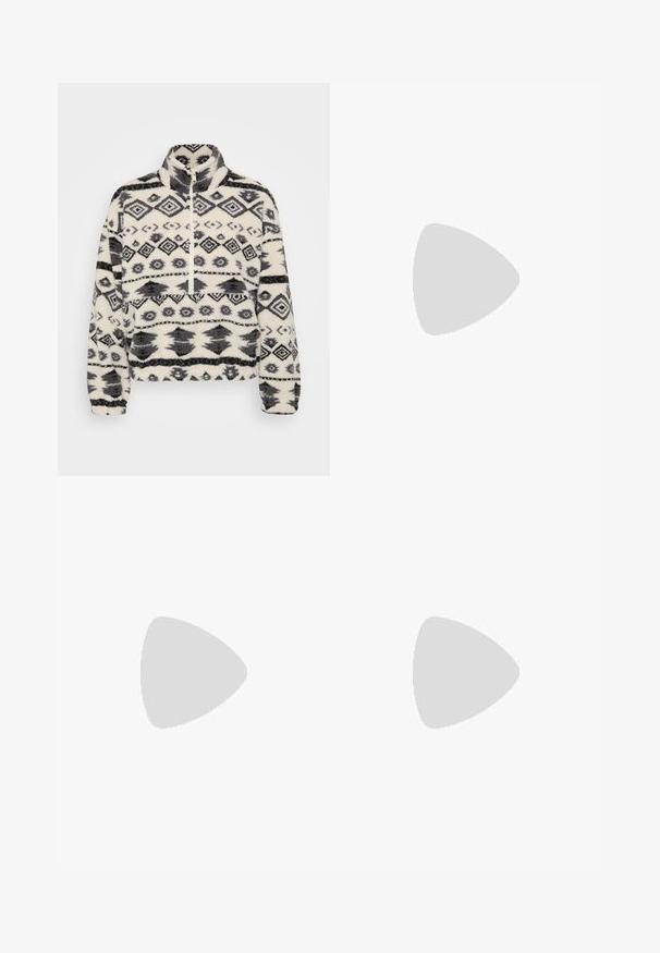 Fleece-Pullover mit hohem Kragen, auf weißem Hintergrund mit schwarzen geometrischen Mustern, einschließlich Rauten und stilisierten Formen.; Graue Jeans aus Denim mit geradem Bein, fünf Taschen, dezentem Verblassen und einem Knopfverschluss in der Taille.; Braune Wildleder-Plateau-Stiefel mit elastischen Seitenpaneelen und orangen Zuglaschen, kombiniert mit einem knielangen hellen Jeansrock auf einem Holzboden.; Braune Lederhandtasche mit gerafft oben, verstellbaren Trägern und metallischen Akzenten. Mit einem runden geflochtenen Detail an der Seite.; Silberne Creolen mit polierter Oberfläche, die kleine goldene Akzentdetails und eine runde Form aufweisen, am Ohrläppchen getragen.