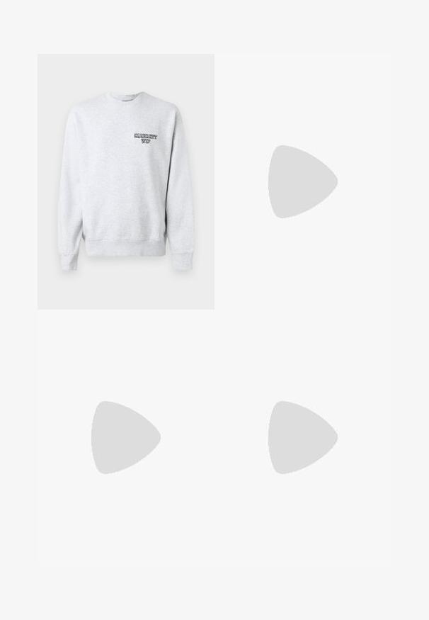 Sivý svetrový odev s okrúhlym výstrihom, ribovanými manžetami a lemom. Na ľavej hrudi má malé čierne logo "Carhartt WIP". Materiál je z bavlneného zmesi.; Dlhý rukáv bielej bavlnenej tričko s okrúhlym výstrihom, s malým žltým a vínovým logom na ľavej hrudi. Bezšvové manžety a lem.; Čierne denimové nohavice s voľným strihom, s kontrastným bielym prešívaním, uzáverom na gombík a rovnými nohavicami.; Čierne kožené mokasíny s textúrovaným povrchom, so zdobnou strapcovou aplikáciou a kontrastným žltým prešívaním, na masívnej priehľadnej podrážke.