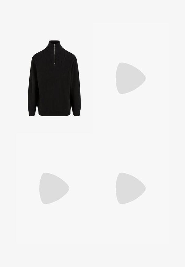 Maglione a collo alto nero a coste con chiusura a mezza zip, maniche lunghe e vestibilità relaxed. Tessuto a maglia testurizzato con un colore uniforme.; Maglietta bianca in cotone con maniche corte, scollatura rotonda, vestibilità comoda e senza loghi o motivi visibili. Texture liscia e design minimale.; Pantaloni jogger neri realizzati in tessuto morbido, dotati di una vita elastica con coulisse, polsini a costine e un piccolo logo sulla coscia sinistra.; Sneakers in pelle bianca con perforazioni, punta rotonda, suola piatta e lacci spessi, con logo swoosh visibile e "AIR" sul tallone.