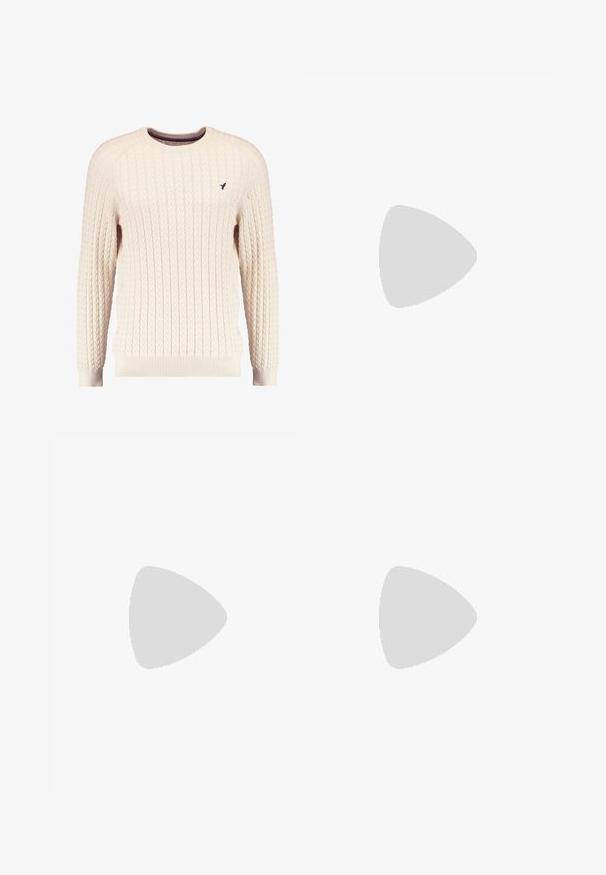 Suéter crema de punto trenzado con mangas largas y escote redondo. Presenta puños y dobladillo acanalados, con un pequeño logo bordado en el pecho.; Jeans ajustados en denim gris desgastado, con detalles desgastados en las rodillas, combinados con zapatillas blancas. Textura suave, diseño de corte slim.; Zapatillas de cuero blanco con perforaciones, punta redonda, suela plana y cordones gruesos, con un logo de swoosh visible y "AIR" en el talón.; Reloj de pulsera de acero inoxidable plateado con una esfera azul marina, marcadores horarios metálicos y una ventana de fecha a las 3 en punto. Resistente al agua hasta 50 metros.