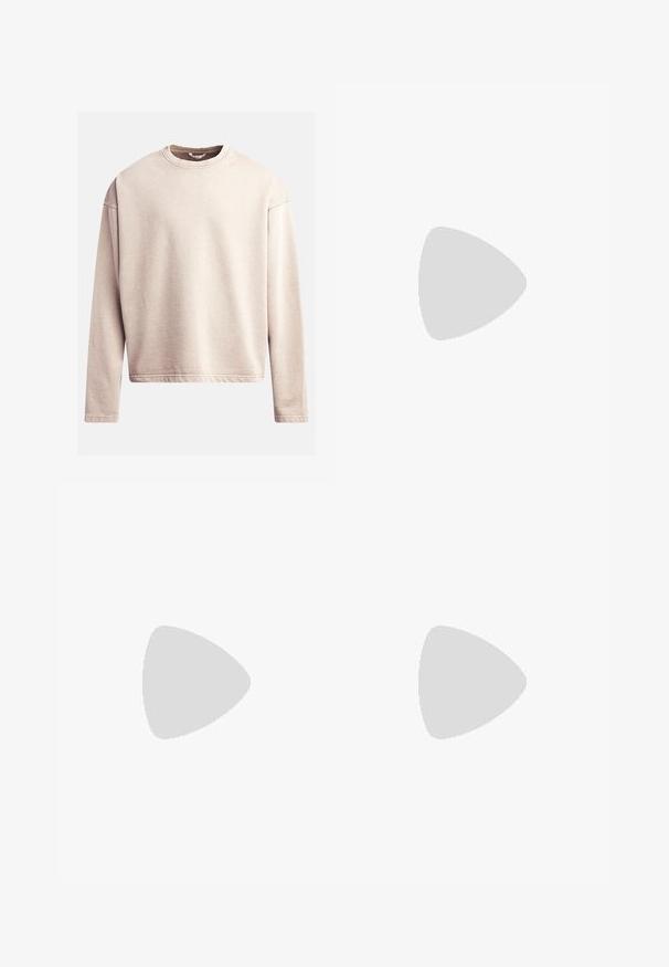 Ljusbeige sweatshirt med rund hals, långa ärmar och avslappnad passform. Slät tyg med synlig söm längs fållen och manschetterna.; Vit kortärmad t-shirt i bomull, med rund halsringning och avslappnad passform med rak nederkant. Inga mönster eller dekorationer.; Svarta, vida byxor med dragsko i midjan och elastiska muddar. Tillverkade av lätt, strukturerad tyg. Enkel design.; Svarta läderankelstövlar med en glänsande yta, åtta öglor, svarta snören och en dragtab. Har en texturerad sula med mönster.