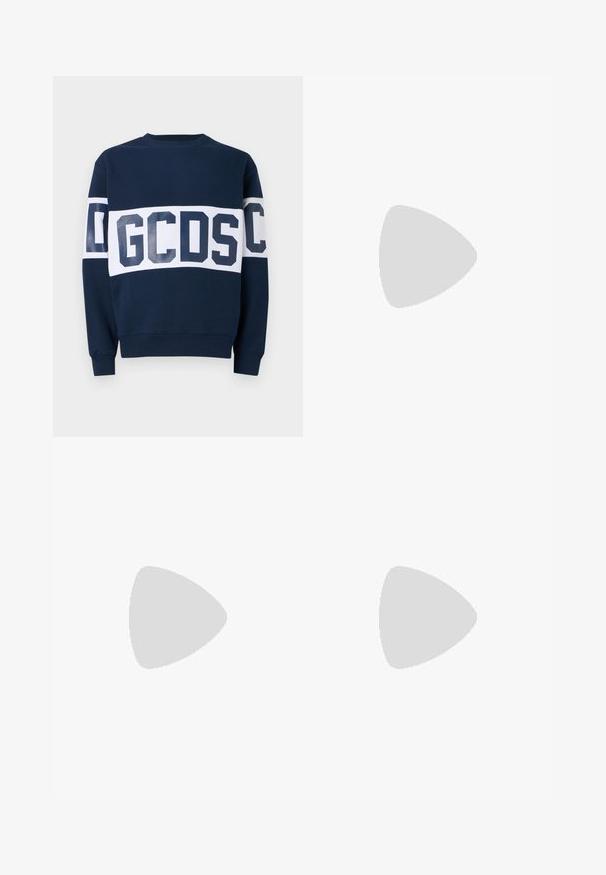 GCDS BAND LOGO CREW NECK - Ikdienas džemperis - deep blue/white; Filippa K TERRY CROPPED TROUSERS - Auduma bikses - sage melange; Baltas ādas sneakers ar gludu virsmu, apaļu pirkstu daļu, plakaniem šņorēm un teksturētu zoli. Satur diskrētu logotipu uz papēža.; Melni apaļi saulesbrilles ar tumšiem lēca un plānām metāla stangām. Iekļautas caurspīdīgas tempļu galviņas un sudraba akcenti pie eņģes. Minimalistisks dizains.