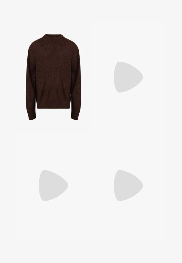 Redefined Rebel MILTON BOXY FIT - Strickpullover - demitasse; Schwarze Hose mit geradem Schnitt, aus einem glatten Stoff gefertigt. Verfügt über Vorderfalten und einen einzelnen Knopfverschluss an der Taille.; Schwarzer Lederloafer mit runder Zehenform, einem dekorativen Riemen und Hardware sowie einer robusten, strukturierten Sohle. Glatte Oberfläche mit dezenten Details.; Silberne Metall-Uhr mit einem gebürsteten blauen Zifferblatt, weißen Stundenmarkierungen und einem Datumsanzeiger. Verfügt über ein verlinktes Metallarmband und ein Markenlogo.