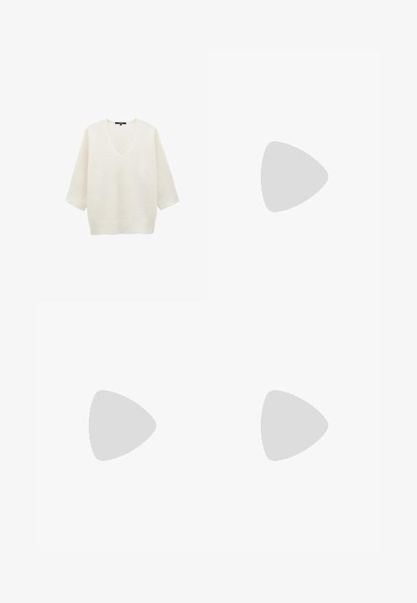 Weißer Pullover mit tiefem V-Ausschnitt, kurzen weiten Ärmeln und geripptem Saum. Hergestellt aus weichem, strukturiertem Material.; Weite Jeans aus Denim in Mittelblau, mit hoher Taille, Knopfverschluss und kontrastierenden vertikalen Nahtdetails an der Vorderseite.; Schwarze Sandale mit Riemchen, quadratischer Zehenform und niedrigem Blockabsatz. Verfügt über mehrere dünne Riemen und einen verstellbaren Knöchelriemen. Hergestellt aus glattem Leder.; Schwarze Leder-Crossbody-Tasche mit glatter Textur, rechteckiger Form und metallic-kettendetail auf der Vorderseite. Verstellbarer Gurt inklusive.