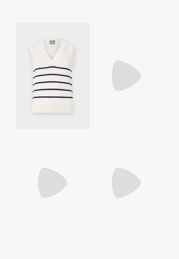 Pull sans manches blanc avec un décolleté en V profond, des rayures horizontales bleu marine et un ourlet côtelé texturé en bas. L'étiquette porte la mention "MM."; Pantalons blancs ajustés avec une coupe droite, plis avant, fermeture éclair et bouton, et poches latérales. Tissu lisse avec une finition mate.; Sandales blanches à talon léger avec des fines lanières et une texture en cuir lisse ; elles sont dotées d'une petite boucle décorative.; Sac à épaule en cuir brun avec logo en relief, chaîne dorée et sangles en cuir, forme courbée, et accents décoratifs sur les côtés.