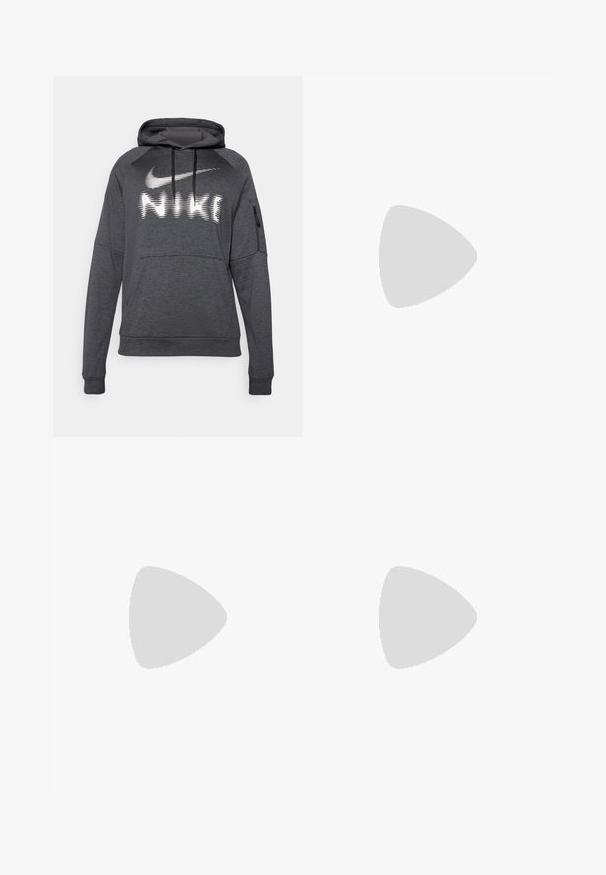Tmavohnedá mikina s kapucňou a predným klokaním vreckom, so šnúrkami. Na hrudi má biele logo Nike a textový dizajn. Mäkko tkanina.; Čierne tepláky s elastickým pásom, s manžetami na členkoch a malým bielym logom Nike na ľavej strane. Vyrobené z jemnej textúrovanej tkaniny.; Čierna športová obuv s textúrovaným textilným zvrškom, bielym logom Nike a hrubou bielou podrážkou. Obsahuje úchopový pásik na päte pre jednoduché obúvanie.; Čierne plastové slnečné okuliare so zelenými šošovkami, štvorcové rámy, strieborný akcent na obočí a textúrované ramenné opierky. Brand uvedený na vnútornej strane ramien.