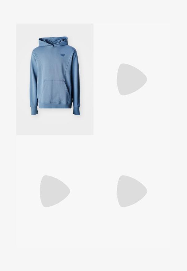 Modrá mikina s kapucňou a klokáním vreckom, okrúhlu šnúrkou na kapucni, pruhovanými remienkami na rukávoch a spodnom leme. Na hrudi sa nachádza logo Reebok. Hladká bavlnená zmesovina.; Biela košeľa s dlhým rukávom, s golierom na gombíky, prednými gombíkmi, rovnym lemom a mäkkou bavlnenou tkaninou. Minimalistický dizajn bez vzorov.; Široké modré džínsy vyrobené z denimu, s vysokým pásom, piatimi vreckami a kontrastným prešívaním pozdĺž švov a vreciek.; Biele kožené tenisky s béžovými akcentmi, plochá gumová podrážka, okrúly špička a kontrastné logo na boku a zadnej časti. S viazaním.