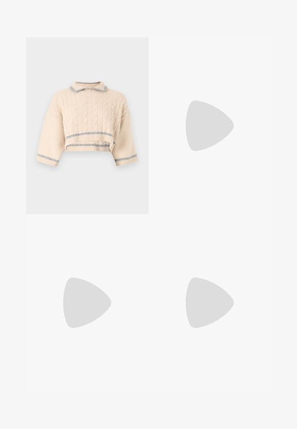 Gekürzter beiger Pullover mit Zopfmuster, grauem Kragen und gerippten Bündchen und Saum. Besitzt graue Streifen am unteren Rand und an den Bündchen.; Weißes Hemd mit Knöpfen, aus glattem Baumwollstoff, mit klassischem Kragen, langen Ärmeln und abgerundetem Saum. Die Knöpfe sind klein und weiß.; Schwarze weiter Schnitt Jogginghose mit elastischem Bund, mit weißen Seitenstreifen und kleinem Logo auf der linken Hüfte. Glatte Stofftextur.; Schwarze Wildleder-Plateauabsätze mit runder Zehenpartie, Knöchellafen und hohen Blockabsätzen. Glatte Textur mit matter Oberfläche.
