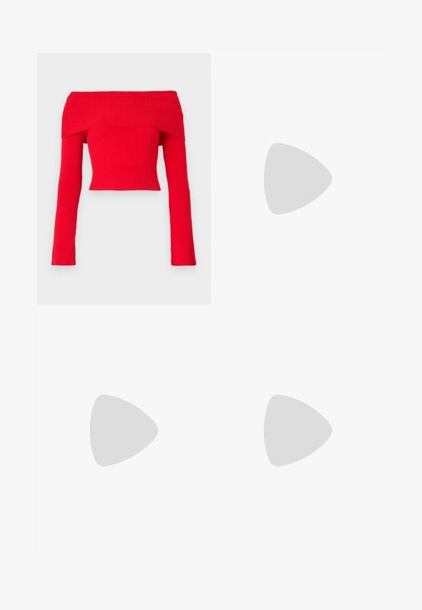 Rode geribbelde off-shoulder crop top met lange mouwen en een getailleerd ontwerp. De stof heeft een textuurafwerking en een wijde halslijn.; Zwarte wijde broek gemaakt van een gladde stof, met een hoge taille, voorplooien en zijzakken. Eenvoudig ontwerp zonder versieringen.; Zwarte gepatenteerde sandalen met hak en een vierkante neus, enkelbandjes en zilveren gespen. Heeft een stevige blokhak voor stabiliteit.; Zwarte leren handtas met een gladde textuur, rechthoekige vorm en twee lange handvaten. Geen zichtbare hardware of versieringen.