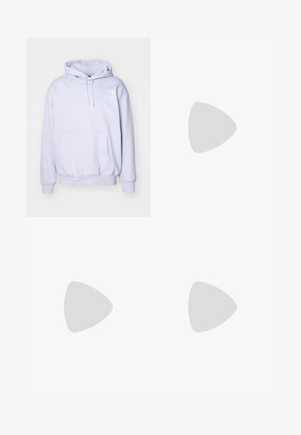 Svetlo siva pulover kapuca iz mehkega blaga, z sprednjim žepom, kapuco z vrvico in logotipom The North Face na levem prsnem delu.; Nike črna bombažna majica z klasičnim okroglim izrezom, kratkimi rokavi in subtilnim, vtisnjenim logotipom na prsih. Gladka tekstura.; Bež hlače iz lahkega materiala z elastičnim pasom in vrvico. Imajo gube in ohlapen kroj, izdelane so iz mehkega, gladkega blaga.; Črne športne čevlje z teksturirano tkanino in gumijastimi podplati, ki imajo elastične vezalke ter modre poudarke na peti. Nosi se z lahkimi denim hlačami.