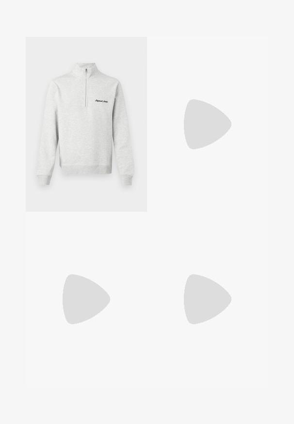 Világosszürke pulóver félcipzárral és fekete "Original Studio" hímzéssel az elején, fehér háttér előtt. ; Két crew neck póló fekete és olíva zöld színben, puha pamut anyagból. A design egyszerű, rövid ujjú és egyenes szabású.; Fekete sportnadrág texturált anyagból, állítható derékkal, cipzáras oldalzsebbel és szűkített szegéllyel.; Fehér bőr sneaker sötétkék sarkúval, kerek orral és kontrasztos barna részletekkel. Lapított fűzőkkel és textúrált gumitalppal rendelkezik.