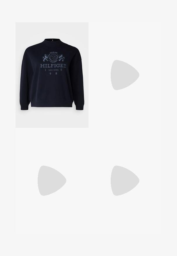 Granatowy sweatshirt wykonany z bawełny, z teksturowanym nadrukiem logo, okrągłym dekoltem oraz prążkowanymi mankietami i dolnym wykończeniem.; Plisowana biała spódnica z czarnym elastycznym pasem z logo "LACOSTE". Średniej długości, o miękkiej teksturze.; Białe skórzane sneakersy z grubą białą podeszwą, czarnym zamszowym akcentem na pięcie oraz wytłoczonym logotypem z boku. Projekt z sznurówkami i sześcioma dziurkami.; Srebrne kolczyki na biglu o gładkim, błyszczącym wykończeniu. O zaokrąglonym kształcie, lekkim designie, z zamknięciem na zatrzask.
