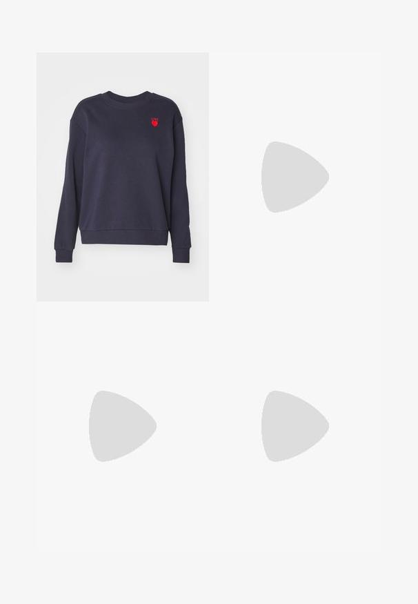 Sweatshirt azul-marinho com punhos e barra canelados. Apresenta o texto bordado em vermelho "LOVE" e um detalhe de coração no lado esquerdo do peito. Textura suave.; Calças pretas, leves, com um cinto elástico e punhos franzidos. O tecido é suave e apresenta um design relaxado e afunilado.; Sapatos de plataforma em couro preto com um salto bloco robusto, bico redondo e design clássico de atacadores. Apresentam uma textura suave e detalhes mínimos.; Saco hobo preto em pele com uma textura lisa, forma curva e uma única alça ajustável; apresenta uma abertura larga na parte de cima.