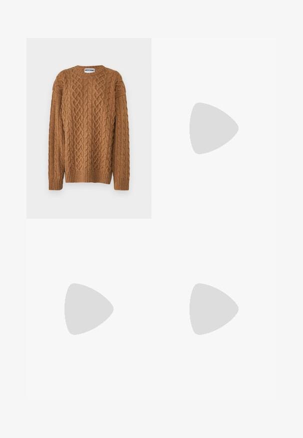 MOSCHINO MAGLIA - Svetrík - marrone; Biele nohavice s širokým strihom vyrobené z denimu, s kontrastným oranžovým šitím, prednými záhybmi a klasickým dizajnom s piatimi vreckami.; Hnedé plátnené tenisky so vzorom, zlatými očkami, uzáverom na šnurovanie a bielou gumovou špičkou a podrážkou. S textúrovaným povrchom.; Čierna kožená kabelka zaobleného tvaru, so širokým popruhom a textúrovaným povrchom. Obsahuje jemný šev a zlaté kovanie.