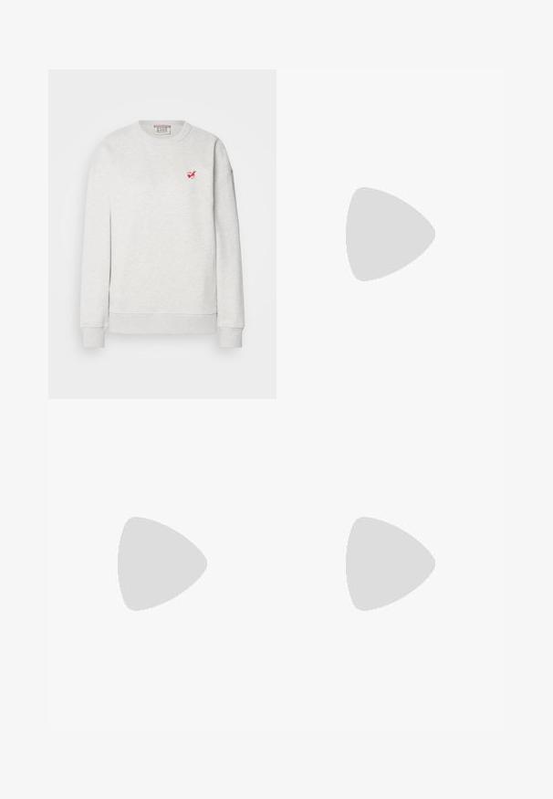 Lichtgrijze sweatshirt van zachte stof, met een ronde hals en lange mouwen. Een klein rood vogel logo is geborduurd op de borst.; Hoge taille, wijde blauwe denim jeans met een gradient wassing, koperen stiksels, een knoopsluiting aan de voorkant en vijf zakken.; Zwarte leren enkellaarsjes met elastische zijpanelen, ronde neus en een dikke plateauzool, geplaatst op een houten oppervlak.; Zwarte handtas met gestructureerde vorm, gladde textuur en een metalen sluiting. Gecombineerd met brede zwarte broeken en sandalen met open teen op een houten vloer.