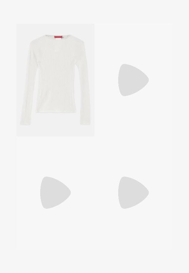 Witte ribgebreide langemouwen top met een ronde halslijn en zijsplitten. Heeft een gladde textuur en een aansluitende pasvorm. Merkenlabel weergegeven.; Lichtblauw, lang mouw, strak shirt met een puntige kraag en verborgen frontknopen, op maat gemaakt taille en knoopmanchetten.; Zwarte leren minirok met een rits aan de voorkant, twee zijzakken en een gladde textuur. Voorzien van versterkte naden en een gestructureerd ontwerp.; Zwarte leren pump met een spitse neus, lage vamp en een decoratieve gouden accent. Voorzien van een stilettohak en een gladde textuur.; Bruine rechthoekige Michael Kors tas met herhalend logo patroon, gouden schouderband met leren schouderpad, en voorvak met merknaam.