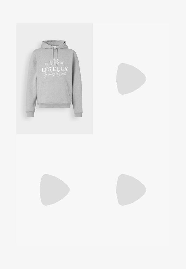 Šedá mikina s kapucí vyrobená z měkké látky, se spodní kapsou, šňůrkovou kapucí a bílým potiskem: "LES DEUX Sporting Goods EST. 2011."; Černé dlouhé rukávy triko vyrobené z bavlny, s kulatým výstřihem a malým zeleným vyšitým logem krokodýla na levé hrudi.; Svetle modré džíny s volným střihem, rovnými nohavicemi, designem s pěti kapsami a zapínáním na knoflík v pase. Minimalistické detaily šití.; Sněrovací boty Lacoste v tmavě šedé barvě s síťovinou a syntetickým materiálem, prezentující texturovanou podrážku a hnědé detaily na límci a logu.