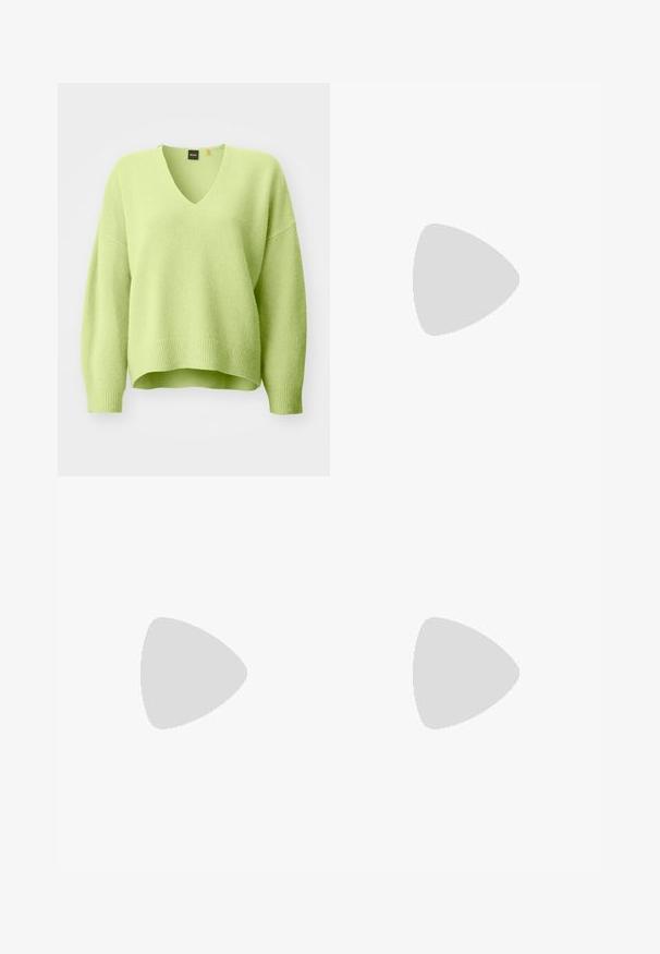 V-veida pulksteņveida džemperis spilgti laima zaļā krāsā, izgatavots no teksturēta adījuma, ar platām piedurknēm un brīvu piegriezumu, kas beidzas ar ribotu apakšmalu.; Melnas pielāgotas bikses ar taisnu kāju dizainu, kas raksturojas ar gludu faktūru un asiem krokām pa priekšu. Nav redzamu metāla detaļu.; Melnas ādas slingback zābaki ar smailu purngalu, ar šauru papēdi un zelta krāsas akcentu uz regulējama siksniņas. Gluda tekstūra.; Melnas ādas roku soma ar struktūru, ar īsu formu, augšējo rokturi un zelta aksesuāriem. Iekļauta regulējama plecu siksna.