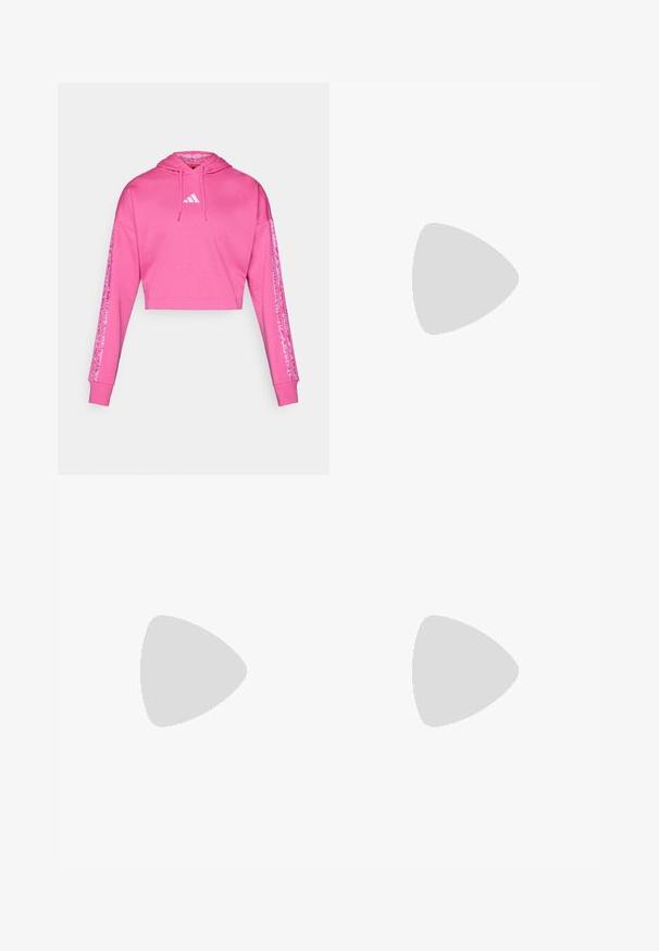 Hoodie cropped rosa feito de tecido suave, com um bolso frontal tipo canguru, capuz com cordão e detalhes padrão distintos nas mangas.; T-shirt atlético de mangas curtas, cinza escuro com textura perfurada. Apresenta um logo branco e riscas laterais contrastantes. Decote arredondado.; Calções pretos feitos de um tecido elástico com um design ajustado. Apresentam uma ampla faixa na cintura preta rotulada como "TECHFIT" e um logótipo branco na perna.; Sapatos de treino pretos com riscas brancas, parte superior em malha texturizada e sola branca. Usados com leggings cor-de-rosa, destacando roupa de treino.