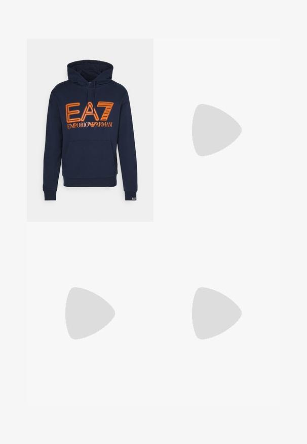 Felpa navy con tasca a marsupio, cappuccio regolabile con cordino e la scritta grafica arancione "EA7 EMPORIO ARMANI" ben in evidenza.; Jeans in denim blu scuro con vestibilità slim, caratterizzati da schizzi di vernice, cuciture visibili e design classico a cinque tasche. Taglio dritto.; Sneaker in pelle bianca con una finitura liscia, punta rotonda, lacci piatti e suola testurizzata. Presenta un logo discreto sul tallone.; Occhiali da sole neri rotondi con lenti scure e sottili bracci in metallo. Include punte trasparenti e accenti argentati alla cerniera. Design minimalista.