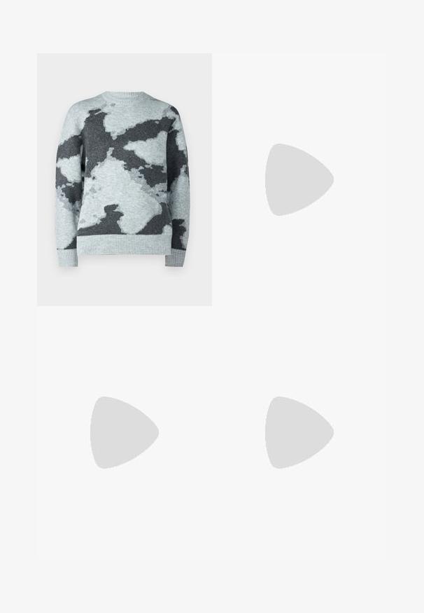 Jack & Jones JCOTRAVIS  - Strickpullover - light grey melange; Graue Cargo-Hosen aus robustem Stoff, mit geradem Bein Design, mehreren seitlichen Taschen und sichtbaren Nähten.; Schwarze Lederschuhe mit einer runden Spitze, Schnürdesign und dicker, strukturierter Sohle. Getragen mit maßgeschneiderten schwarzen Hosen und einem gerippten Pullover.; Schwarze rechteckige Sonnenbrille mit dunklen Gläsern. Glänzender Rahmen, gerade Bügel mit leichter Krümmung. Minimalistisches Design, keine Verzierungen.