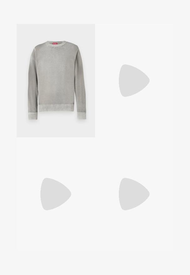 Maglione grigio chiaro con collo rotondo, maniche lunghe, polsini e orlo a coste. Realizzato in materiale morbido dalla texture liscia. Presenta un'etichetta con il marchio ben visibile.; Pantaloni della tuta azzurro chiaro realizzati in tessuto morbido, con un design affusolato, vita elasticizzata e orli a costole. Piccolo logo sul lato.; Sneaker Lacoste grigie scure in materiale mesh e sintetico, con suola testurizzata e dettagli marroni sul colletto e sul branding.; Marsupio in stampa tie-dye blu scuro con una parte superiore con zip, materiale testurizzato e un logo ben visibile sul davanti.