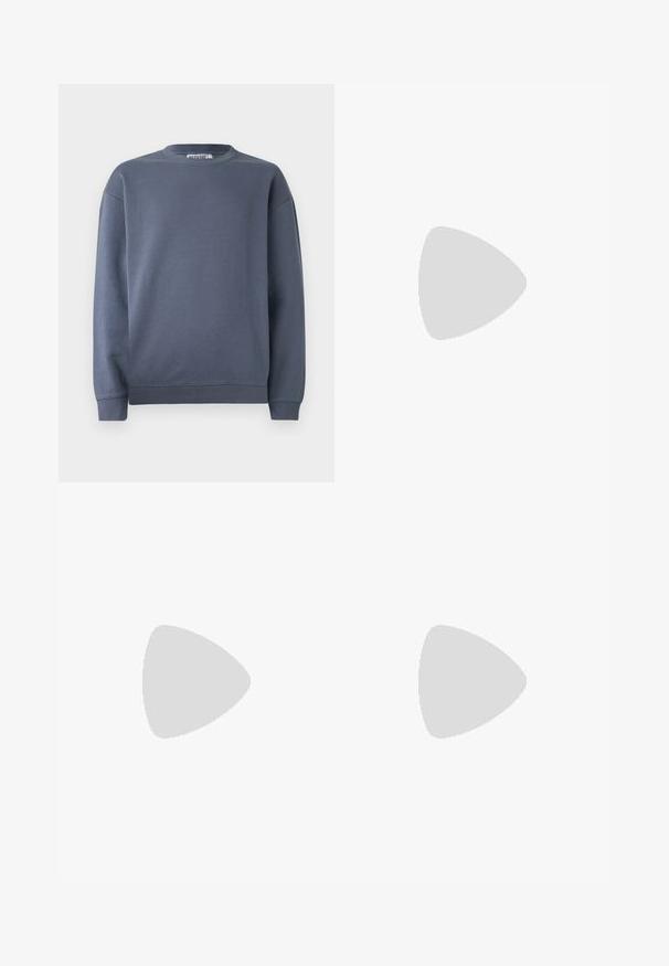Donsgrijze sweatshirt met een ronde hals, ribgebreide mouwen en onderkant. Gemaakt van zacht katoen met een gladde textuur en een minimaal ontwerp.; Skinny jeans in vervaagd grijs denim, met versleten details op de knieën, gecombineerd met witte sneakers. Gladde textuur, slank model.; Witte leren sneakers met perforaties, ronde neus, vlakke zool en dikke veters, met een zichtbare swoosh-logo en "AIR" op de hiel.; Zilveren roestvrijstalen horloge met een marineblauwe wijzerplaat, metalen uurmarkeringen en een datumnis op 3 uur. Waterbestendig tot 50 meter.